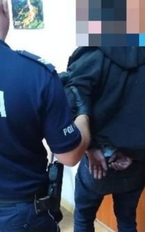 Dzielnicowi wynieśli z zadymionego pomieszczenia nieprzytomnego mężczyznę. Był poszukiwany