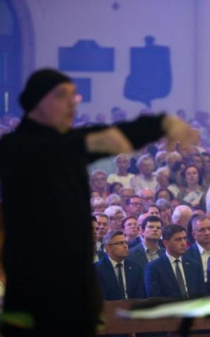 Premier podczas widowiska z okazji 100-lecia Powstań Śląskich