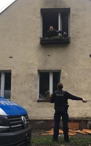 Policjanci uratowali kobietę z płonącego domu