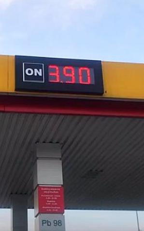 [VIDEO] Paliwa poniżej 4 zł. W Warszawie przy centrum handlowym