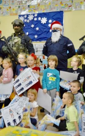 Dzielnicowi i kontrterroryści z prezentami u dzieci