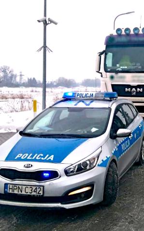 Pijany kierowca TIR-a niósł w ręku butelkę wódki