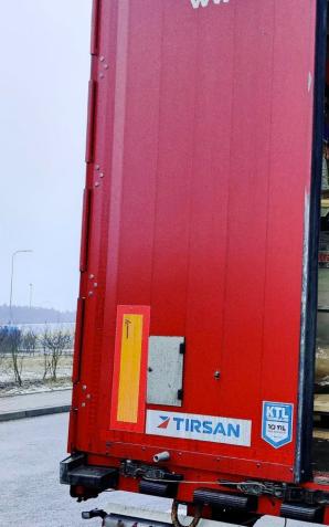 Z Turcji przez Bułgarię i Węgry. Funkcjonariusze z Placówki Straży Granicznej w Łodzi zatrzymali pięciu obywateli Afganistanu, którzy nielegalnie przedostali się do Polski w naczepie ciężarówki.