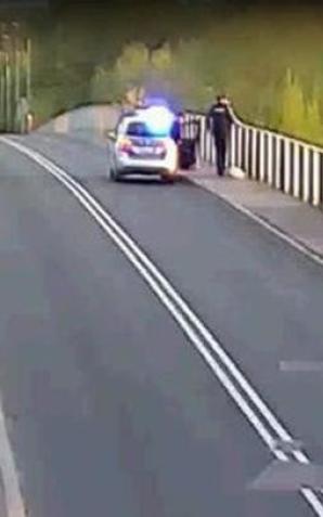 Mężczyzna chciał skoczyć z mostu. Został powstrzymany przez policyjnych negocjatorów