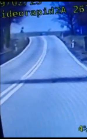 [VIDEO] Duża prędkość i dachowanie w oku kamery policjantów