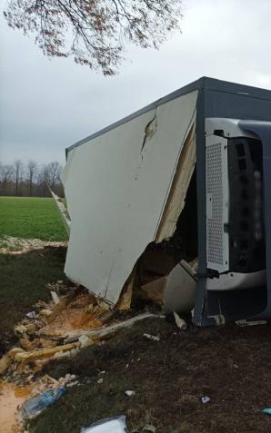 Wypadek na drodze relacji Breginie- Rydzyn szlachecki, ranny kierowca samochodu ciężarowego i zniszczone jaja