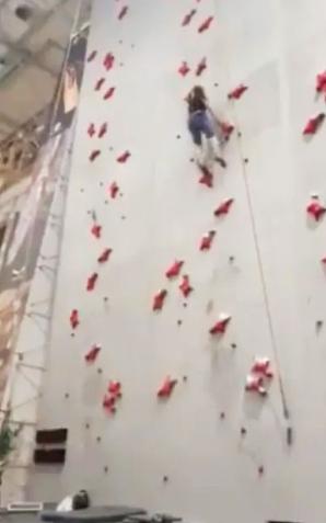 21-latek z Bytomia spadł z 15 metrowej ścianki spinaczkowej!