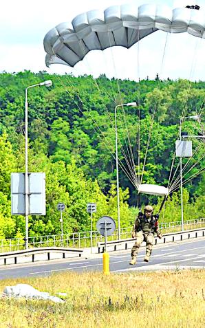 [VIDEO] Policyjny skydiving – spadochronowe warsztaty kontrterrorystów