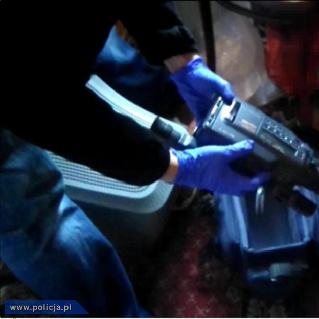 29-latek zwabiał dzieci do swojego mieszkania, rozbierał je, dotykał w miejsca intymne, a także sam obnażał się przed nimi