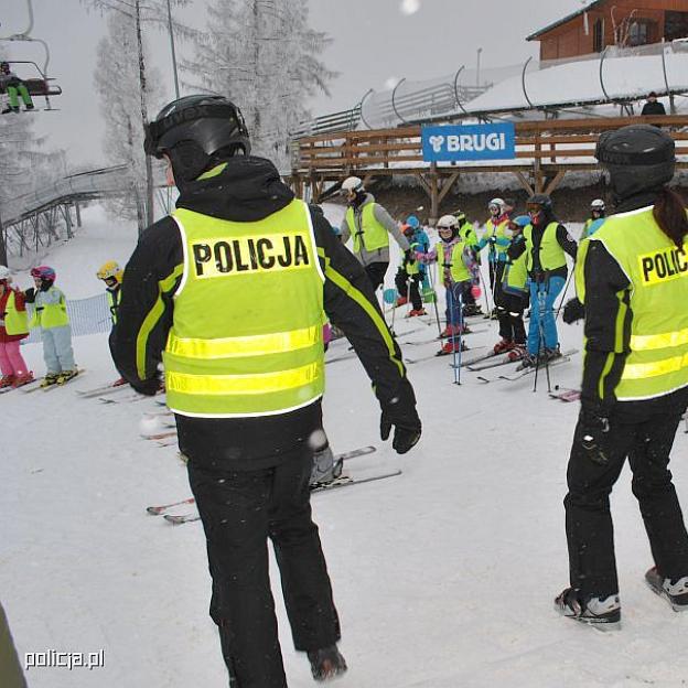 Policjanci o bezpieczeństwie na stoku