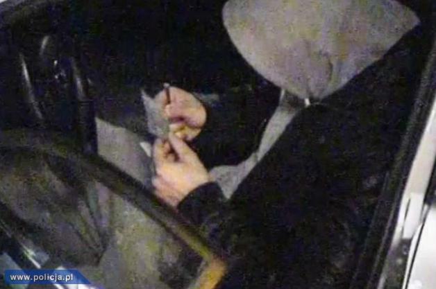 Bydgoszcz: Na oczach kamer nabił sobie lufkę i zapalił! 