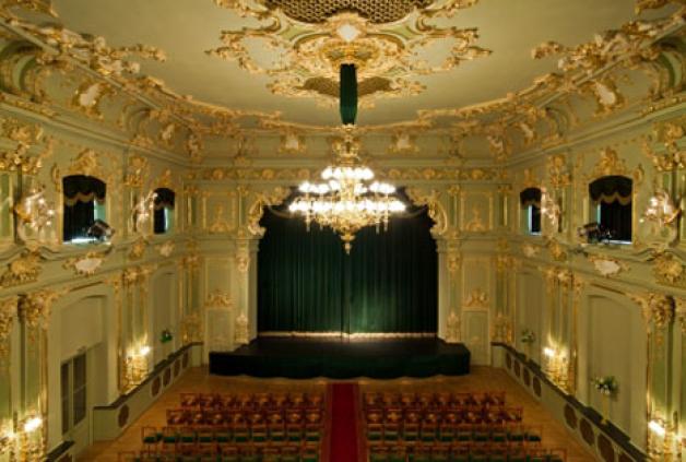 Przecierali oczy ze zdumienia - nagi mężczyzna spał na balkonie… w teatrze