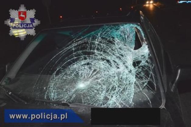 Motorowerzysta wpadł przez okno do samochodu!