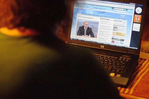 Polacy dziennie poświęcają średnio ok. 30 minut na czytanie wiadomości. Często robią to w godzinach pracy