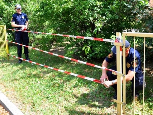 Strażnicy miejscy kontrolują otoczenie szkół