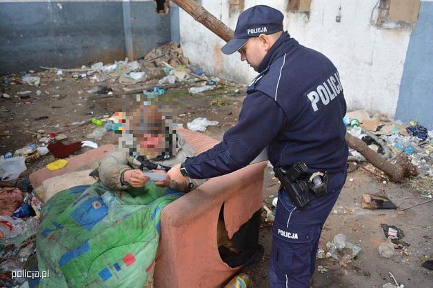 Dzielnicowi pomagają bezdomnym