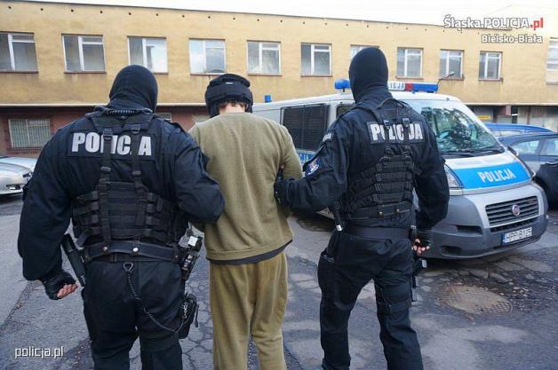 Katowice: Sprawca napadu z bronią na salon jubilerski trafił do aresztu