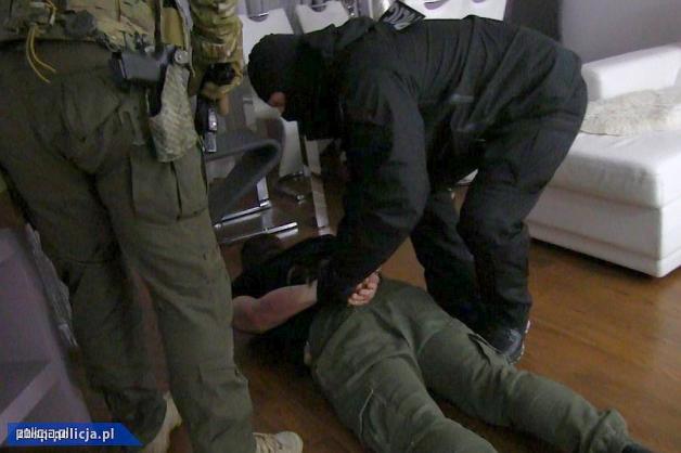 [VIDEO] Zorganizowana grupa przestępcza produkująca i rozprowadzająca kosmetyki oraz odzież zlikwidowana