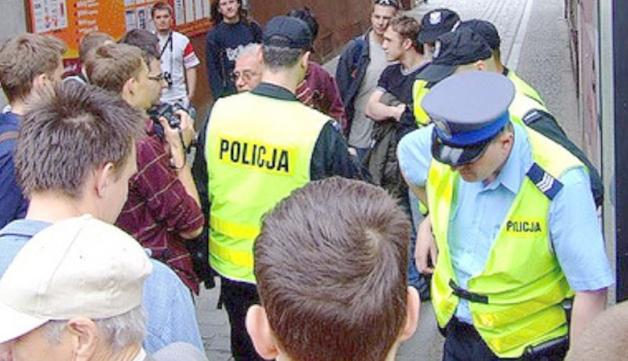 Katowice: Dzielnicowi odnaleźli dziewczynkę zanim otrzymali sygnał o zaginięciu od zaniepokojonych rodziców.