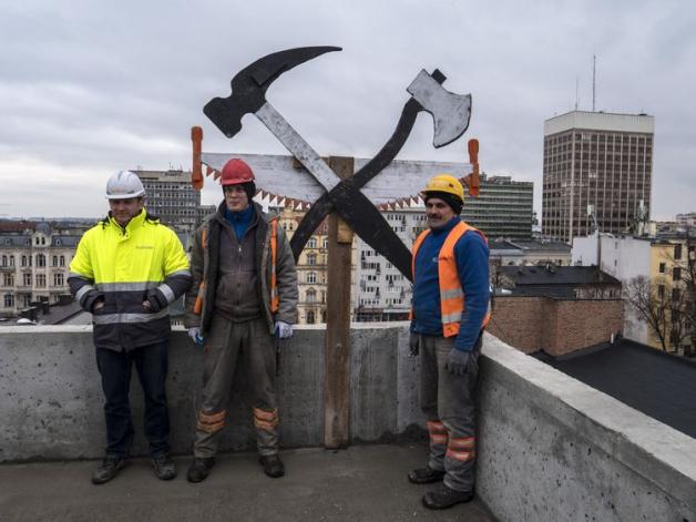 Wiecha zawisła nad budynkiem Teal Office