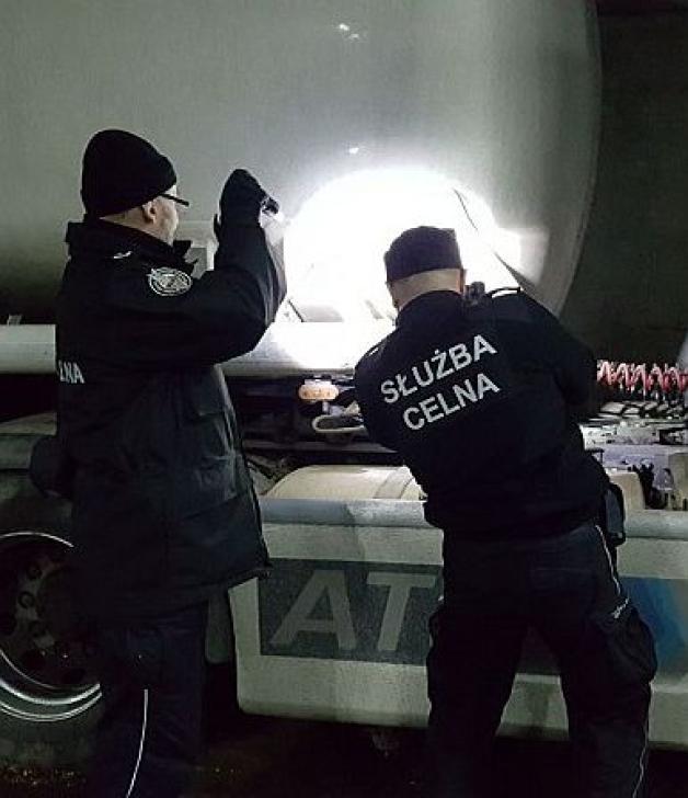 [VIDEO] Wielka akcja służb na terenie całego kraju. CBŚP z Gdańska i Pomorska KAS rozbili grupę „blendującą” olej opałowy