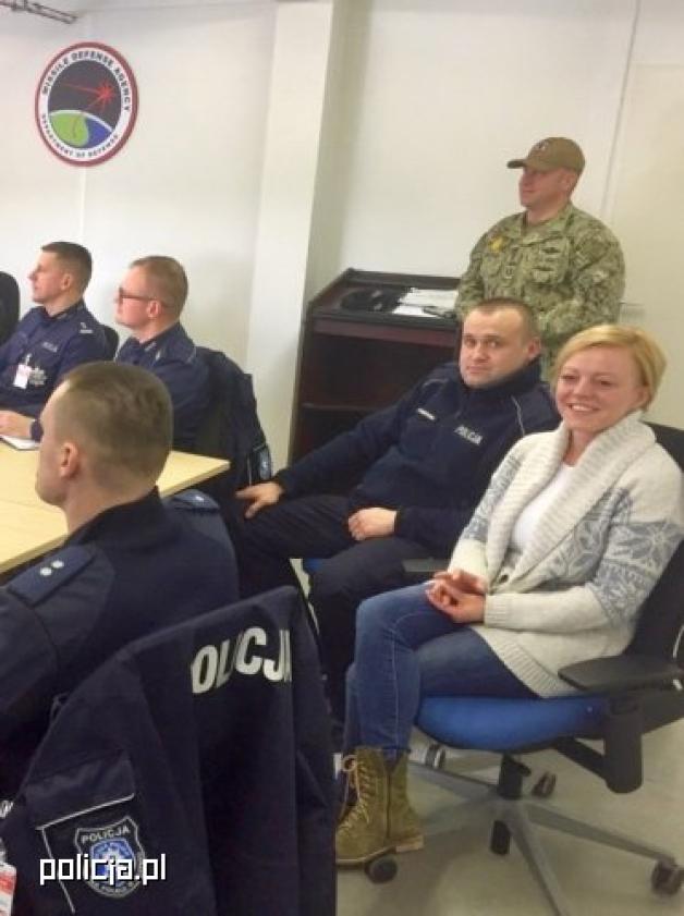 Policjanci w bazie U.S.NAVY