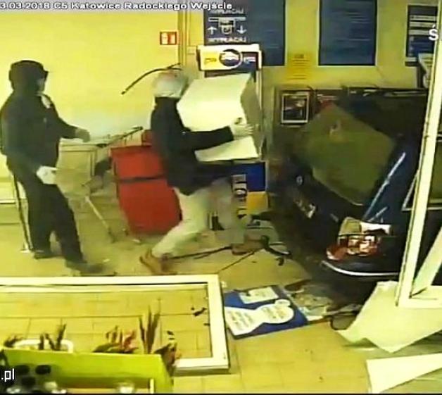 Katowice: Wjechali do sklepu samochodem. Okradli kantor i uciekli. Szuka ich policja