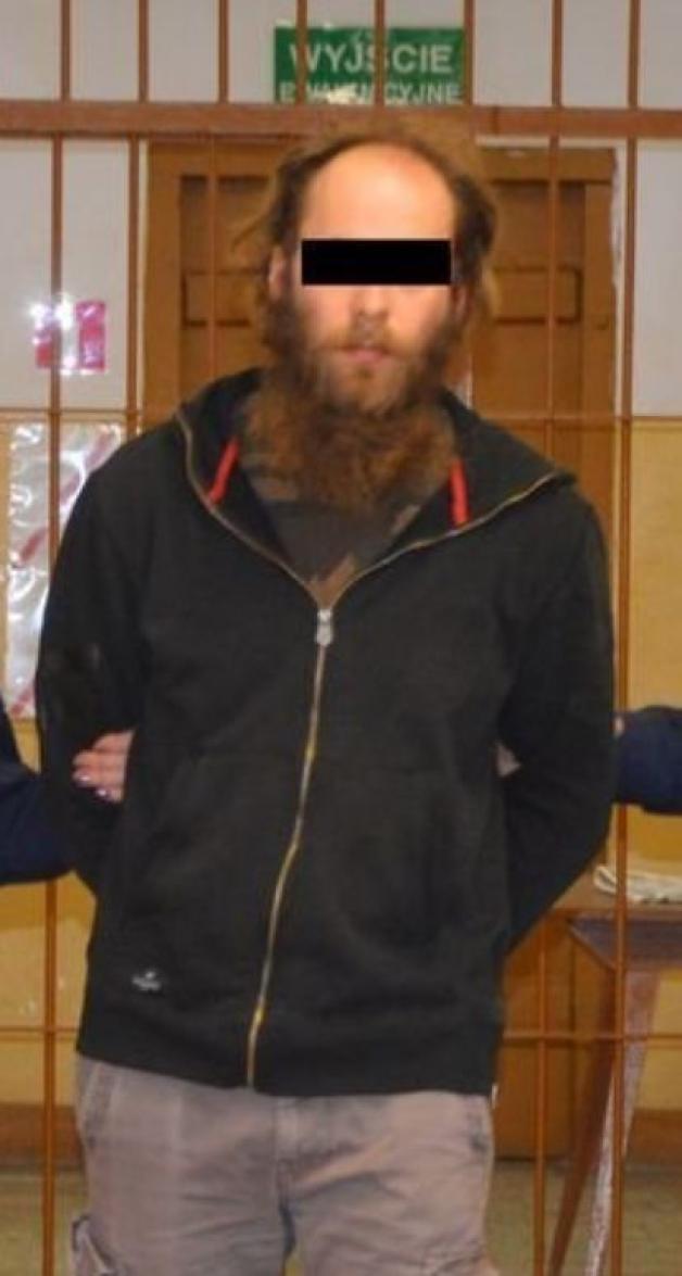 Pałkami pobili 38-latka, bo jadąc samochodem ochlapał ich błotem