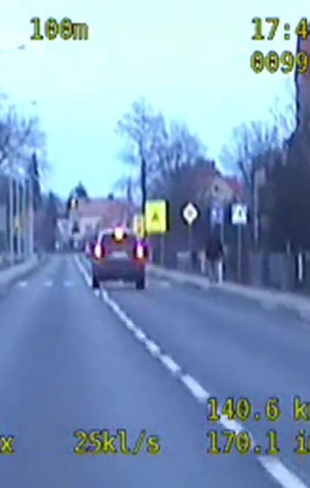 [VIDEO] Dolnośląskie: W terenie zabudowanym jechał z prędkością 147 km/h