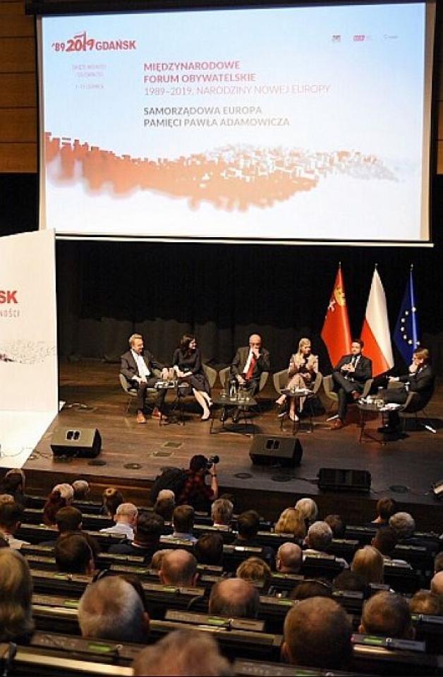 Październik to zarazem wybory i referendum o przyszłości samorządu - debata prezydentów