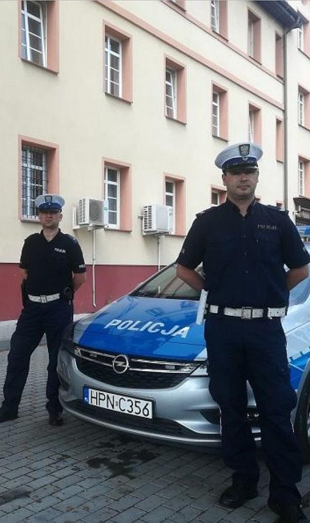 Policjanci reanimowali kobietę, która została przygnieciona przez pojazd