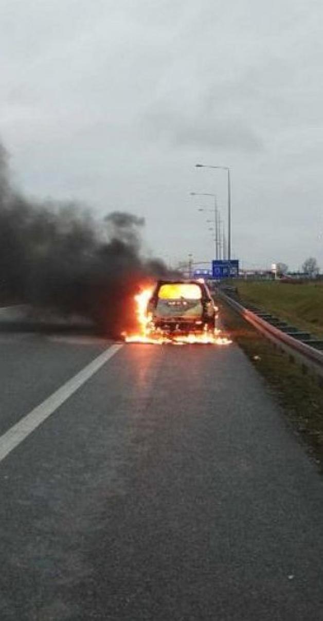 Policjanci w roli strażaków na autostradzie A-1