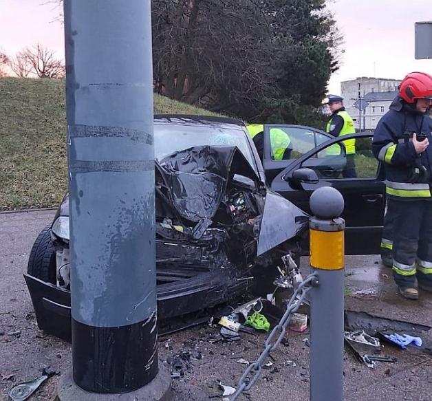[VIDEO] Mrożący krew w żyłach wypadek! Pijany 19-latek uderzył w słup i wyleciał z auta