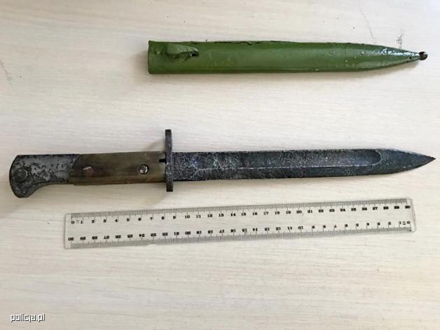 Policjanci odzyskali cenne przedmioty - w tym miecz z epoki brązu