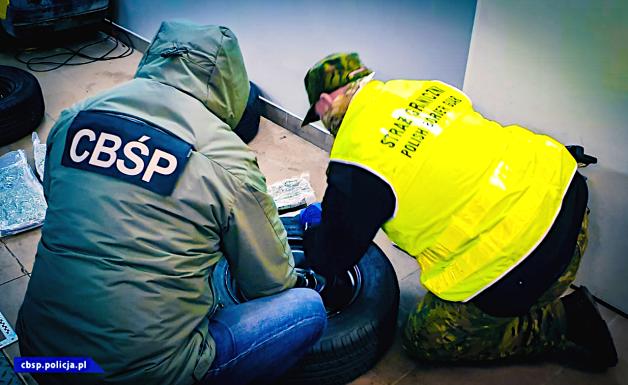 [VIDEO] Narkotyki ukryli w oponach pojazdów dostawczych z Hiszpanii – mogli przemycić 48 kg marihuany. 