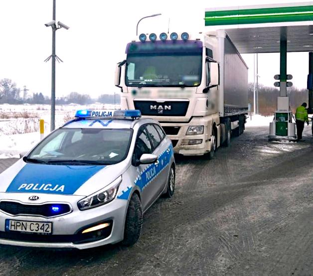 Pijany kierowca TIR-a niósł w ręku butelkę wódki