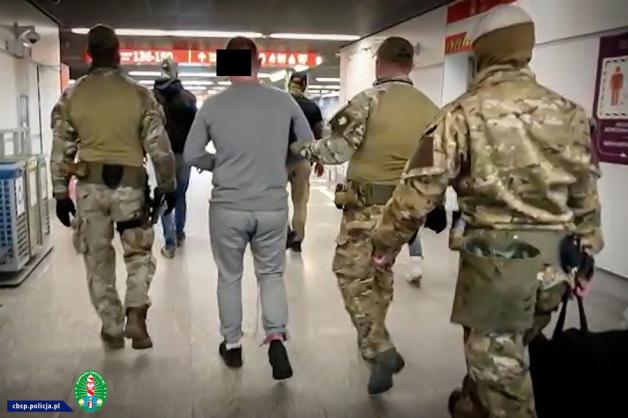 [VIDEO] Oskarżeni o przemyt amfetaminy do Szwecji w butelkach po regionalnych alkoholowych