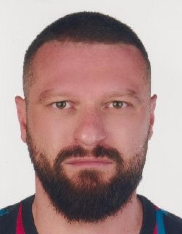 Uciekł w samych spodenkach i z przewieszoną torebką. Policja z Rybnika poszukuje  Dawid Gabiga