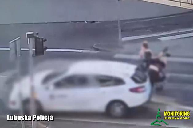 [WIDEO] Niebezpieczne potrącenie nastolatków uchwyciła kamera – policjanci wyjaśniają okoliczności